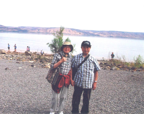 ガリラヤ湖畔に立つロイ上田・百合子夫妻