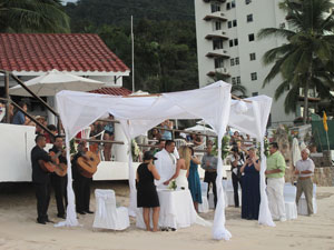 Wedding 大晦日の６時に始まったビーチ・ウエディング。３人のギタリストがメキシコっぽい？