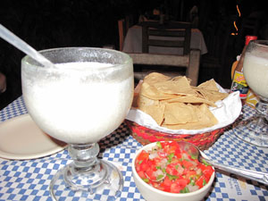 Pina Colada & Salsa 普通サイズなのにこんなに大きなグラスで出されたピナ・コラーダ。メキシカン・サルサのトマト、たまねぎのみじん切り、香菜シラントスと生唐辛子は、メキシコの旗の赤と白と緑を象徴している
