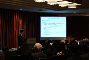 伊藤氏は、さまざまなデータを使いながら、日本・ＢＣ州間の経済展望について講演した