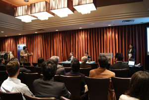 企友会会長の猪田氏は、質疑応答の中で、二人の講演者に質問を投げかけた